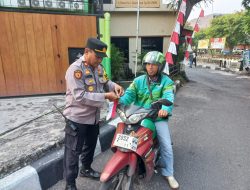 Menyambut HUT RI ke-80, IPTU Hartana Tebar Semangat Nasionalisme dengan Berbagi Bendera Merah Putih ke Warga