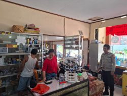 Sambangi Warga Saat Patroli, Personel Polsek Kuala Behe Sampaikan Pesan Kamtibmas