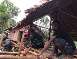 TNI Hadir untuk Rakyat: Satgas Yonif 144/JY Bantu Perbaiki Rumah Warga di Perbatasan