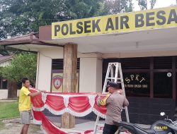 Semarak Merah Putih, Polsek Air Besar dan SMPN 1 Serimbu Pasang Umbul-Umbul Sambut HUT RI ke-80