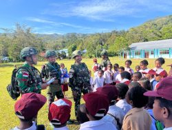 Bagikan Buku Alat tulis Gratis Satgas Yonif 521/DY Anak Papua Cerdas di Distrik Kelila