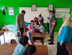 Babinsa Dampingi Imunisasi Siswa SD, Tingkatkan Kekebalan Tubuh dan Cegah Penyakit