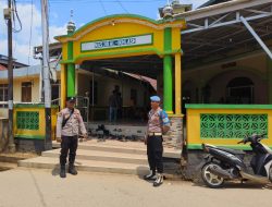 Polsek Menyuke Berikan Pengamanan Kepada Warga Yang Melaksanakan Sholat