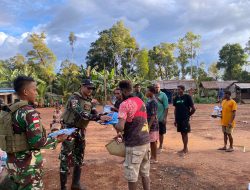 Wujudkan Kemanunggalan TNI dan Rakyat, Satgas Yonif 144/JY Beri Bantuan Sembako