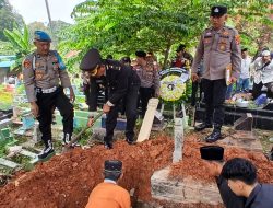 Anggota Polsek Muara Telang Alm. Bripka Safrisau Riswan Telah Dimakamkan Secara Kedinasan