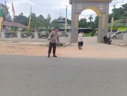 Personil Polsek Mempawah Hulu diterjunkan Guna Lakukan Pengamanan Ibadah Shalat Jumat