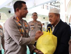Safari Jumat Di Masjid Himawan At Taubah, Kapolres Metro Jakarta Barat Tebar Kebersamaan dan Peduli Sesama