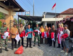 Sambut HUT RI ke-80, Koramil dan Forkopimcam Kemusu Bagikan Bendera Merah Putih Ke Masyarakat
