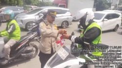 Sambut Kemerdekaan, Polisi Jembatan Besi Bagikan Bendera kepada Warga
