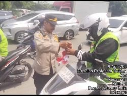 Sambut Kemerdekaan, Polisi Jembatan Besi Bagikan Bendera kepada Warga