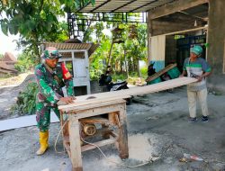 Babinsa Juwangi Sambangi Perajin Pintu Kayu, Bangun Silaturahmi dan Beri Motivasi