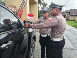 Sambut HUT RI ke-80, Sat Lantas Polres Buru Selatan Bagikan Bendera Merah Putih Kepada Pengendara Bermotor