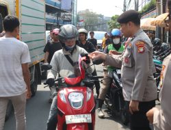 Polsek Metro Tamansari Bagikan 150 Bendera di 3 Lokasi di Wilayah Tamansari Jakarta Barat Sambut HUT RI ke-80