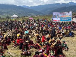 Satgas Yonif 700/WYC Amankan Kunjungan Gubernur Papua Tengah di Sinak, Bawa Bantuan dan Harapan bagi Pengungsi