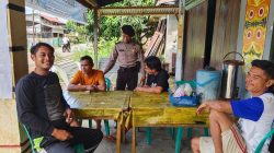 Ngobrol Asik di Warung Kopi, Polisi Air Besar Pererat Silaturahmi dengan Warga