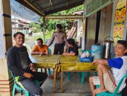 Ngobrol Asik di Warung Kopi, Polisi Air Besar Pererat Silaturahmi dengan Warga