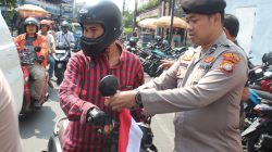Polsek Metro Tamansari Bagikan 150 Bendera di 3 Lokasi di Wilayah Tamansari Jakarta Barat Sambut HUT RI ke-80
