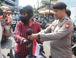 Polsek Metro Tamansari Bagikan 150 Bendera di 3 Lokasi di Wilayah Tamansari Jakarta Barat Sambut HUT RI ke-80