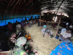 Satgas Yonif 700/WYC Gelar Minggu Kasih di Pengungsian Kampung Eronggobak