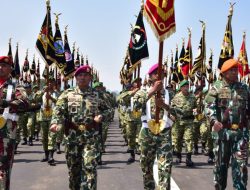 Korps Marinir Unjuk Kekuatan di Upacara Gelar Pasukan Operasional Dan Kehormatan Militer
