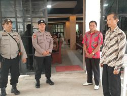 Personil Polsek Ngabang Ditempatkan Di Beberapa Gereja Untuk Memastikan Situasi Kamtibmas Aman