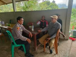 Demi Keamanan, Petugas Polsek Sengah Temila Sambangi Warga di Warung dan Berikan Himbauan