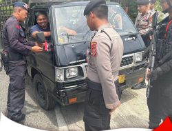 Tim Patroli KRYD Polda Aceh Pasang Bendera Merah Putih Pada Kendaraan Warga