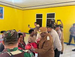 Kunjungan PJU Polda PBD, Salurkan Sembako dan Bendera Merah Putih di Kabupaten Maybrat