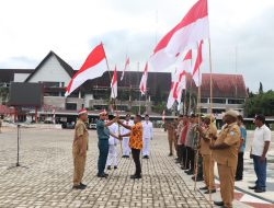 Tingkatkan Nasionalisme, Lantamal XIV Ikuti Kegiatan Pembagian 3.729 Buah Bendera Merah Putih di Kota Sorong