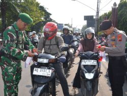 Dandim 0735/Surakarta Bersama Forkopimda Bagikan Bendera Merah Putih Ke Masyarakat, Semarakkan HUT Ke-80 RI