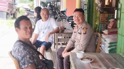 Anggota Polsubsektor Jelimpo Berdialog Bersama Warga Masyarakat Untuk Tidak Membuka Lahan Dengan Cara Membakar