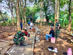 Kodim 0601/Pdg Karya Bhakti Bersama masyarakat di TMP Cihideung Barat, Cimanuk Pandeglang