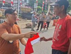Sambut HUT RI Ke-80 Polda Sumsel Secara Serentak Bagikan dan Pasang Bendera Merah Putih