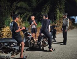 Patroli Malam, Polisi Tegur Remaja dan Sambangi Warga di Air Besar