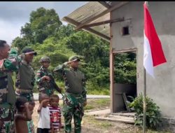 Satgas Yonif 763/SBA Menggandeng Warga Kampung Aisyo Mengibarkan Bendera Merah Putih