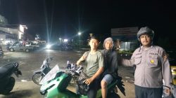 Peduli Keselamatan, Polisi Beri Himbauan Pengendara Tanpa Helm Saat Patroli Malam