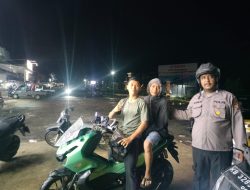 Peduli Keselamatan, Polisi Beri Himbauan Pengendara Tanpa Helm Saat Patroli Malam