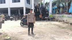 Masjid Baiturrahman Dijaga Oleh Personil Polsek Ngabang Pada Saat Sholat Jumat Situasi Kondusif