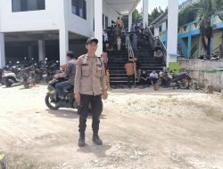 Masjid Baiturrahman Dijaga Oleh Personil Polsek Ngabang Pada Saat Sholat Jumat Situasi Kondusif