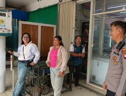 Akrab dan Peduli, Polisi Mandor Sapa Ibu-Ibu Saat Patroli Siang
