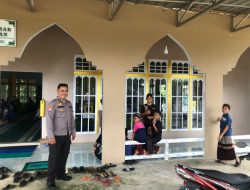 Jamin Kamtibmas Saat Warga Beribadah, Polsek Kuala Behe Lakukan Pengamanan Ibadah Sholat Jumat