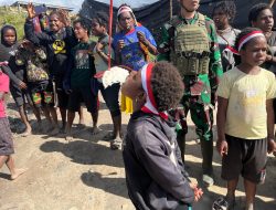 Satgas Yonif 700/WYC Gelar Lomba Meriahkan HUT RI ke-80 di Pengungsian Eronggobak