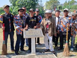 Menyambut HUT RI 80 GMBI Kota Bekasi Melakukan Bersih Bersih di Kawasan Monumen Tugu Kemerdekaan Perlawanan Rakyat