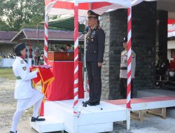 Kapolsek Mandor Menjadi Irup Upacara Penurunan Bendera HUT RI ke-80 di Halaman Kantor Camat