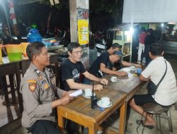 Suasana Akrab, Polisi Temui Warga Santai di Warung Saat Patroli