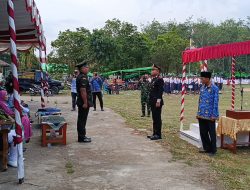 Kapolsek Menjalin Pimpin Upacara Penurunan Bendera HUT RI ke-80 di Lapangan Bola Seborok Menjalin