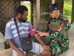 Satgas Yonif 131/Brajasakti Berikan Layanan Kesehatan Kepada Masyarakat Kalibom Perbatasan Papua