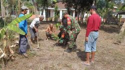 Babinsa Wonodadi Dan Warga Laksanakan Penghijauan Demi Lingkungan Hijau Dan Sehat