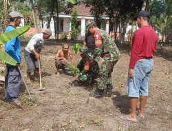 Babinsa Wonodadi Dan Warga Laksanakan Penghijauan Demi Lingkungan Hijau Dan Sehat