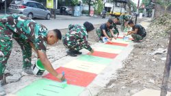 Guyub Rukun, Satgas TMMD Reguler Ke-125 Kodim 0735/Surakarta Laksanakan Pengecatan Lis Jalan Dan Penutup Saluran Air